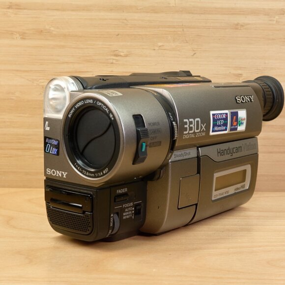 Vintage Sony Handycam DCR-TRV43 NTSC VideoHi8 Camcorder, Made in Japan - Picture 2 of 10